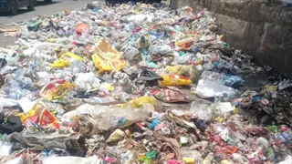 खोड़ा में फैला कूड़े का अंबार। जागरण
