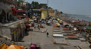 गर्मी के कारण दशाश्वमेध घाट पर पसरा सन्नाटा। जागरण