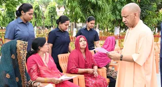 गोरखनाथ मंदिर में जनता दर्शन में आये हुए लोगों की समस्याओं को सुनते मुख्यमंत्री योगी आदित्यनाथ। सौ- गोरखनाथ मंदिर