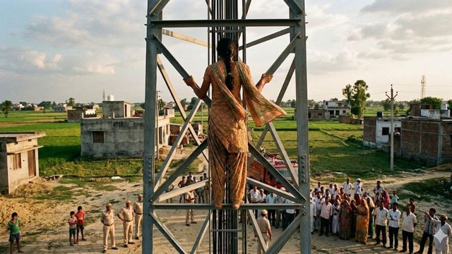 गोंडा में प्रेमी से शादी की जिद में टावर पर चढ़ी युवती, दो घंटे तक चला हाईवोल्टेज ड्रामा
