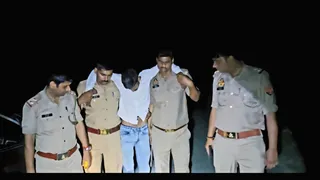 मुठभेड़ में घायल ज्ञानू यादव को लेकर जाती खीरी थाना पुलिस