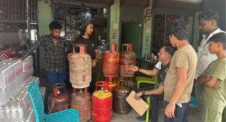 जांच करते आपूर्ति निरीक्षक। जागरण