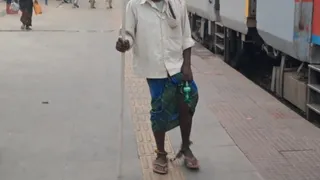बेड़िया बांधे दिखा बुजुर्ग। फाइल फोटो