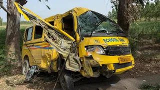 क्षतिग्रस्त स्कूल वैन।