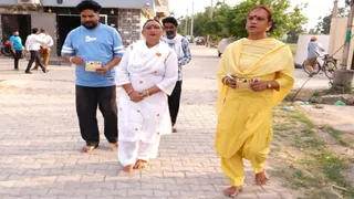 पूजा महंत अपने समर्थकों के साथ प्रचार करते हुए।