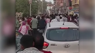 सड़क जाम किए क्षेत्र के लोग