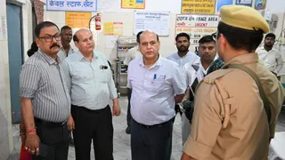 जिला अस्पताल में युवक को भर्ती कराने के बाद सीएमओ के साथ जिलाधिकारी। जागरण