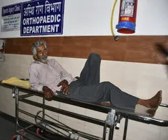 दून अस्पताल में तीन घंटे तक स्ट्रेचर पर दर्द से कराहता रहा बुजुर्ग. Jagran