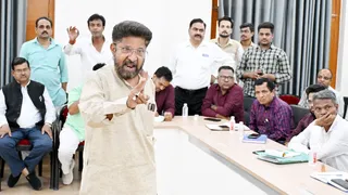 सर्किट हाउस में पार्षद व बिजली के अधिकारी व कर्मचारियों के साथ बैठक में अपने क्षेत्र की समस्या आक्रोषित होकर बताते पार्षद चंद्रपकाश गुप्ता व अन्य। जागरण