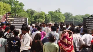 प्रयागराज के मऊआइमा में युवक की हत्या के बाद जुटी ग्रामीणों की भीड़। जागरण