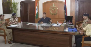 पुलिस आयुक्त रघुबीर लाल (मध्य में) साथ में (बाएं से ) अपर पुलिस आयुक्त कानून-व्यवस्था डा. विपिन ताडा, आईटीबीपी के कमांडेंट गौरव प्रसाद और सीएमओ डा. हरिदत्त नेमी (दाएं)। जागरण