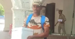 मां के कटे हाथ को आइसबाक्स में लेकर पुलिस कमिश्नर कार्यालय पहुंचा आईटीबीपी जवान। जागरण अर्काइव