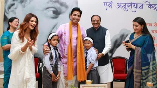 थानो स्थित लेखक गांव में आयोजित राष्ट्रीय संगोष्ठी में स्कूली बच्चों का उत्साह वर्धन करते डा.कुमार विश्वास। साथ में लेखक गांव के संस्थापक व पूर्व मुख्यमंत्री डा. रमेश पोखरियाल निशंक। जागरण