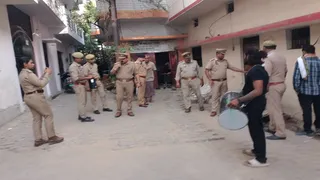प्रयागराज के नैनी के दाउद नगर स्थित माफिया दिलीप मिश्रा के मकान को कुर्क करने की कार्रवाई करती पुलिस। जागरण