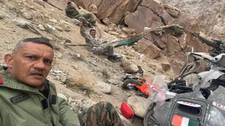 हेलीकाप्टर क्रैश के बाद मेजर जनरल ने ली सेल्फी। (फोटो: सोशल मीडिया)