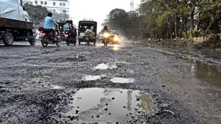 दिल्ली में मानसून से पहले सड़कों की मरम्मत पूरी करनी है। फोटो: आर्काइव