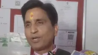 देहरादून में पत्रकारों से बातचीत करते प्रसिद्ध कवि कुमार विश्वास।
