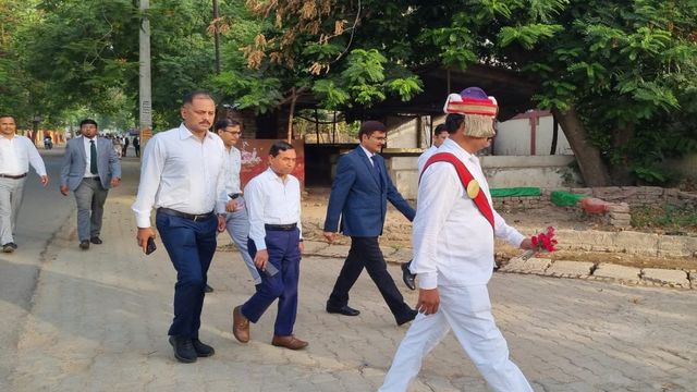 प्रतापगढ़ के जिला जज वाहन से नहीं, पैदल ही न्यायिक अधिकारी संग पहुंचे कोर्ट; ईंधन बचत का दिया संदेश