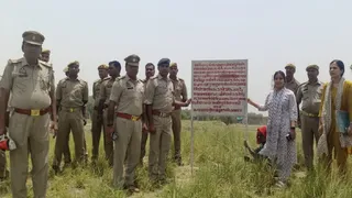 प्रयागराज के नवाबगंज क्षेत्र में नकल माफिया की अपराध से अर्जित 60 लाख रुपये की संपत्ति की कुर्की कार्रवाई करती पुलिस और प्रशासन की टीम। सौ. पुलिस