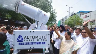 कीर्ति नगर से मायापुरी मार्ग पर संचालित भारत की पहली ईवी-माउंटेड एंटी-स्माग गन का निरीक्षण करने पहुंची मुख्यमंत्री।