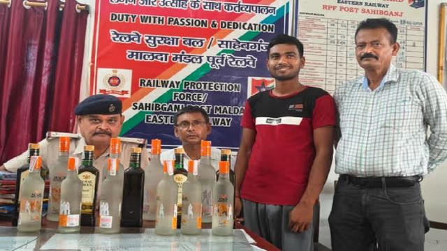 ट्रेनों से बिहार में शराब तस्करी जारी, 40 बोतल विदेशी शराब के साथ कोच अटेंडेंट गिरफ्तार
