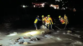 उत्तरकाशी में भागीरथी नदी के टापू पर फंसे मुंबई के दो यात्रियों को रेस्क्यू करती एसडीआरएफ की टीम।