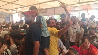 सभी 30 काउंटरों पर लंबी कतार। जागरण
