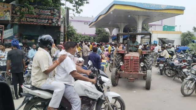 पश्चिमी चंपारण में डीजल की कमी से परेशान किसान, यूपी के पंपों पर लगी लंबी कतारें
