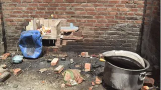 धमाके से टूटी छत