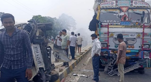 कुशीनगर के फाजिलनगर में ट्रक की टक्कर से बोलेरो पलटी, गर्भवती महिला समेत तीन घायल

