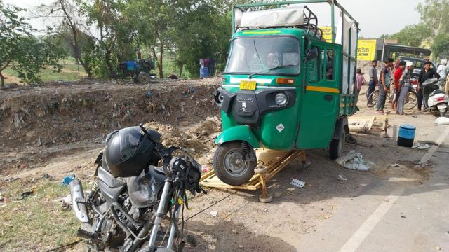 अलीगढ़ में ऑटो की टक्कर से बाइक सवार दो युवकों की मौत, गोवर्धन परिक्रमा लगाकर लौट रहे थे घर
