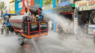 नगीना में सड़क पर एंटी-स्मॉग गन से पानी का छिड़काव।