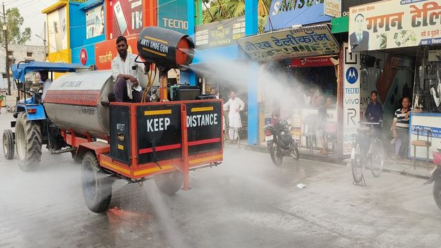 भीषण गर्मी में सड़कों पर कराया एंटी स्माॅग गन से छिड़काव, बिजनौर में इस कवायद से लोगों को मिली राहत
