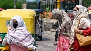 गर्मी से बचाव के लिए चेहरा ढंंककर निकलतीं युवतियां। जागरण
