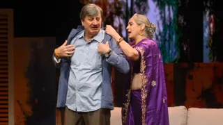 जाने पहचाने अनजाने नाटक का मंचन करते अभिनेता अनुपम खेर और अभिनेत्री स्वरूप संपत। सभी फोटो: चंद्र प्रकाश मिश्र