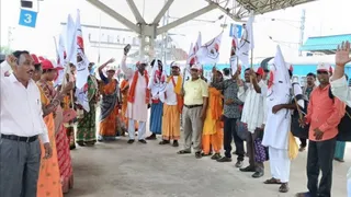गोड्डा से जाते हुए आदिवासी। फोटो जागरण