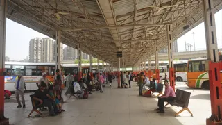 अब महज 30 से 35 हजार यात्री तक ही पहुंच रही यात्रियों की संख्या। जागरण