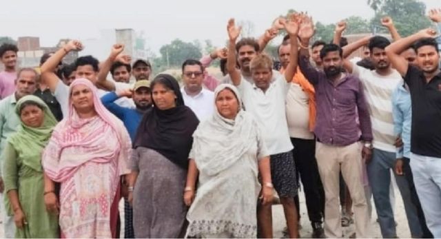 कुशीनगर में हाई वोल्टेज तार से झुलसे दो मजदूर, एक की मौत; ग्रामीणों का हंगामा
