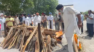 मुखाग्नि देते हुए पारिवारिक सदस्य।