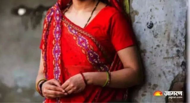 सिद्धार्थनगर में पत्नी और प्रेमी ने पति को चारपाई से बांधकर जलाया, हालत गंभीर

