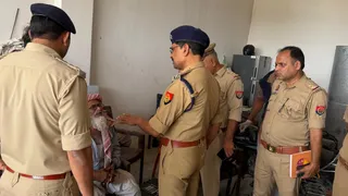 खुर्जा की जंक्शन चौकी क्षेत्र के गांव कलंदरगढ़ी में पिता व पत्नी की हत्या मामले में जांच पड़ताल करती पुलिस। जागरण