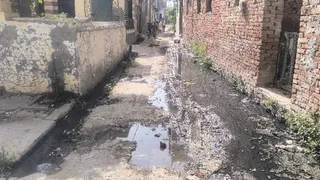 बिनौली गांव में राजकीय आयुर्वेदिक चिकित्सालय के सामने गली में भरा गंदा पानी। जागरण