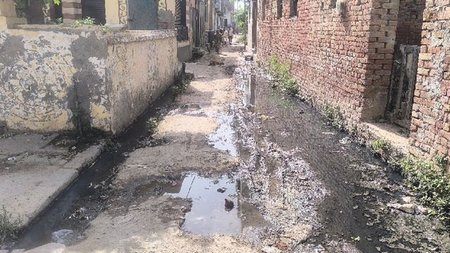 तालाब हुआ ओवरफ्लो, रास्ते पर जलभराव...आवागमन में परेशानी
