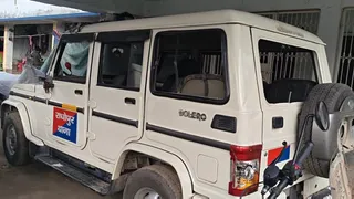क्षतिग्रस्त पुलिस गाड़ी। (जागरण)