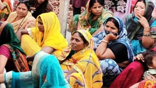 पीड़ित के घर में जुटे स्वजन। फोटो जागरण
