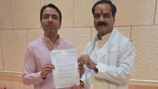 केंद्रीय शिक्षा राज्यमंत्री जयंत चौधरी को पत्र सौंपते सांसद डा. गोपालजी ठाकुर। फाइल फोटो-सौ. निजी सचिव।