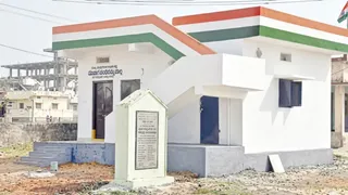 इंदिरम्मा हाउसिंग स्कीम फेज-2। (यह तस्वीर एआई द्वारा एडिट की गई है)