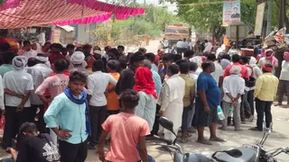 प्रयागराज के सराय ममरेज क्षेत्र में लाइनमैन की मौत के बाद रास्ताजाम करते ग्रामीण। जागरण