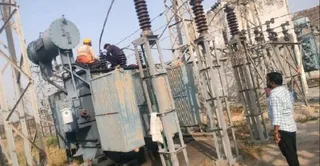 खागा ग्रामीण पावर हाउस में ट्रांसफार्मर की मरम्मत करते संविदा कर्मी। जागरण