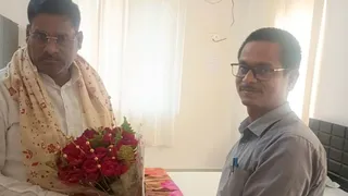 खान व भूतत्व एवं कला व संस्कृति विभाग के मंत्री प्रमोद चंद्रवंशी को सम्मानित करते जिला कला व संस्कृति पदाधिकारी कुमार पप्पू राज। जागरण